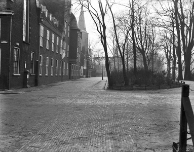 42303 Gezicht in de Pelmolenweg te Utrecht met links een deel van het Algemeen Gasthuis (Bartholomeïgasthuis, Lange ...